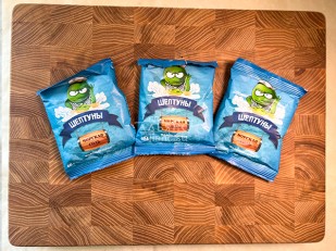 Мучные полоски КРАСНЫЕ со вкусом пряной говядины 76 гр: Горох жареный со вкусом СОЛЁНЫЙ 